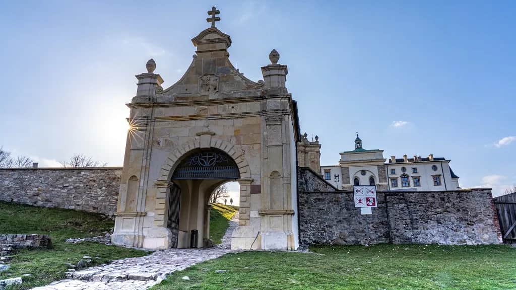 Gdzie jest Łysa Góra? Odkryj jej tajemnice i piękno w Polsce